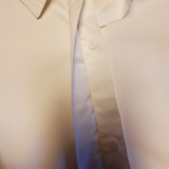 Sleeveless white hidden button top - Picture 3 of 5